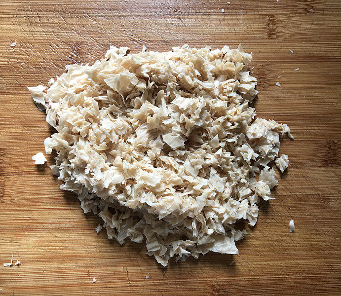 韭菜鸡蛋豆腐皮包,<a style='color:red;display:inline-block;' href='/shicai/ 4199'>豆腐皮</a>用温水泡软,清洗干净后攥干水分再切碎,也放入大碗中