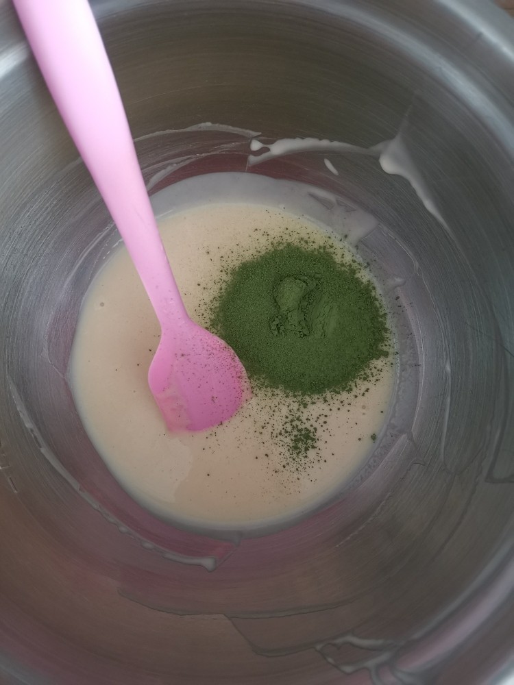 华夫饼(家庭版),其中一份加入抹茶粉,搅匀