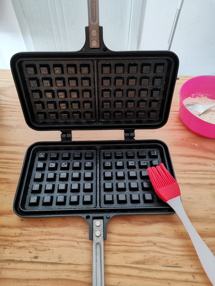 华夫饼(家庭版),均匀刷到
我用的明火加热,先加热模具,再导入液体,来回翻转着烤熟,防止烧焦