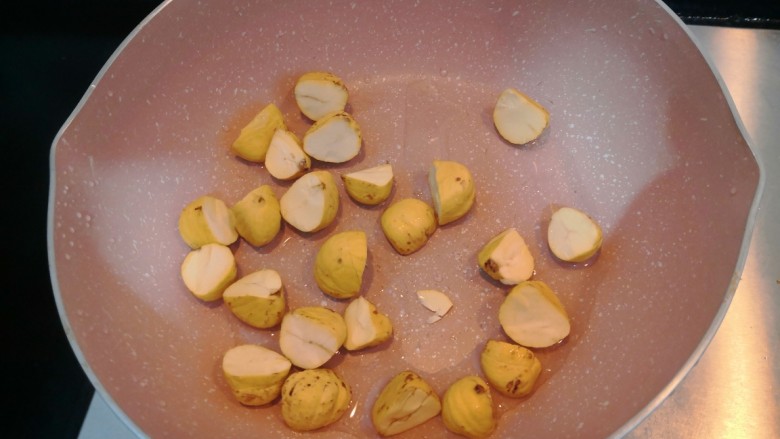 香菇板栗,把板栗,倒入锅中