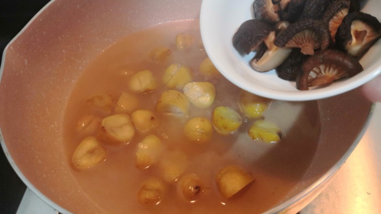 香菇板栗,时间到,倒入香菇