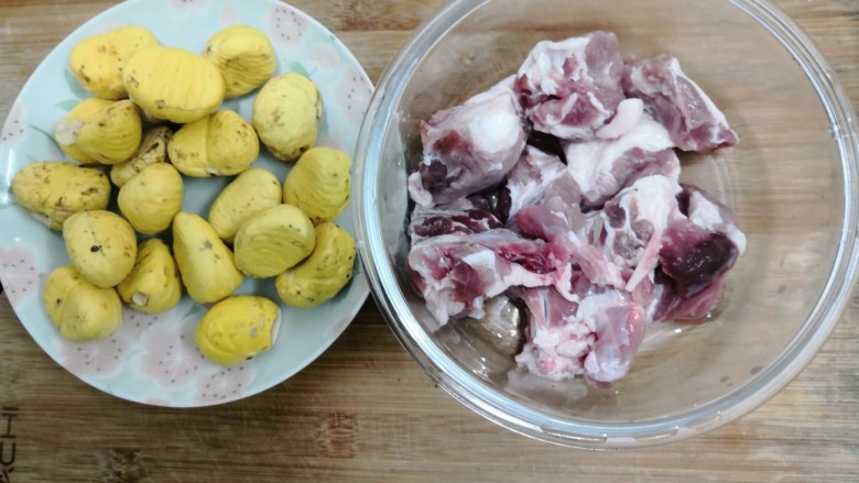 板栗排骨汤,准备好食材