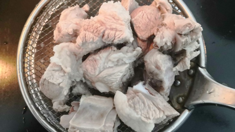板栗排骨汤,捞出的排骨，冲洗干净，沥干水份备用