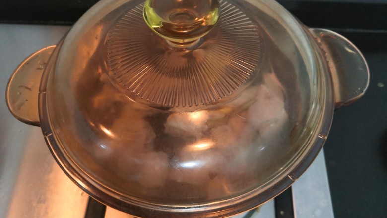 板栗排骨汤,大火烧开后，转小火，焖煮20分钟