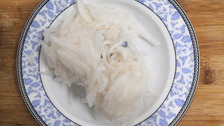 爆炒萝卜丝,腌制好的萝卜,挤干水份,备用