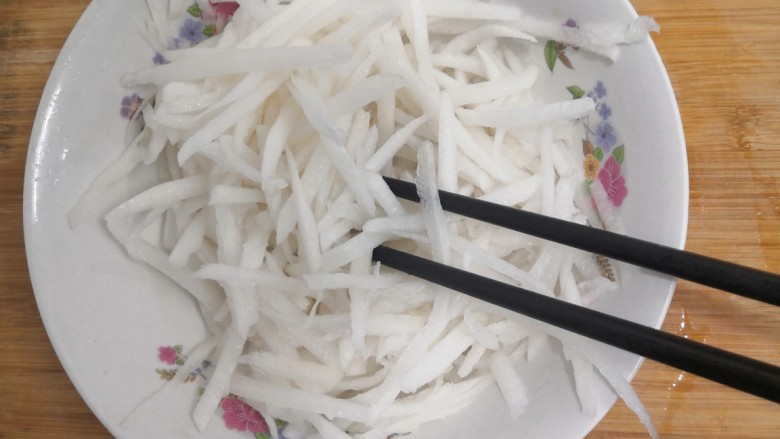 爆炒萝卜丝,用筷子,搅拌均匀,腌制1小时,让萝卜出水