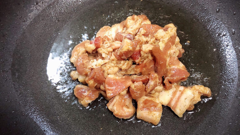 杏鲍菇炒肉片,锅中倒入油,加热至五成热时,倒入五花肉。