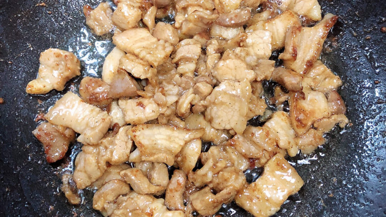 杏鲍菇炒肉片,五花肉翻炒均匀,因为有淀粉的缘故,会粘一些锅底,多翻炒避免糊底。