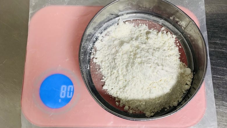 苹果千层蛋糕,白鲨低筋小麦粉过筛