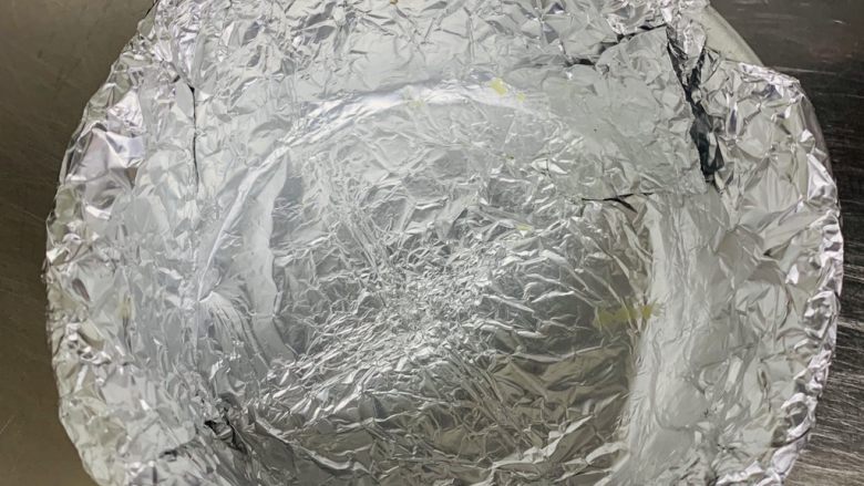 苹果千层蛋糕,提前准备六寸的戚风模具,放入锡纸或油纸