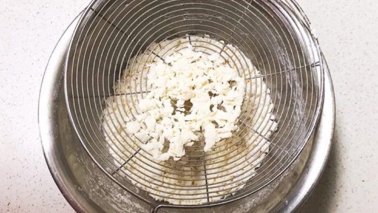西红柿面疙瘩,用漏勺筛去多余的干面粉,然后再倒入牛奶搅拌成小疙瘩