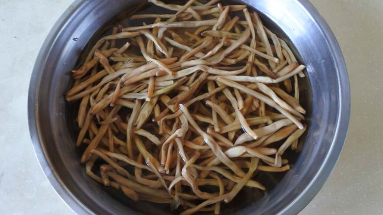 金针菜猪骨汤,. 葱姜改刀,黄花菜泡发