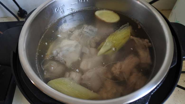金针菜猪骨汤,加葱姜和热水压制20分钟,取出葱姜