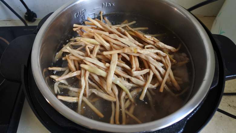 金针菜猪骨汤,黄花菜放入排骨中