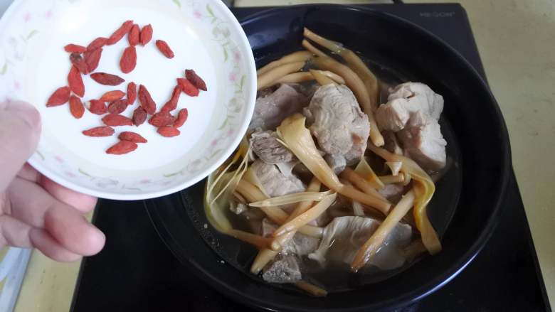 金针菜猪骨汤,出锅后撒入<a style='color:red;display:inline-block;' href='/shicai/ 673'>枸杞</a>点缀即可