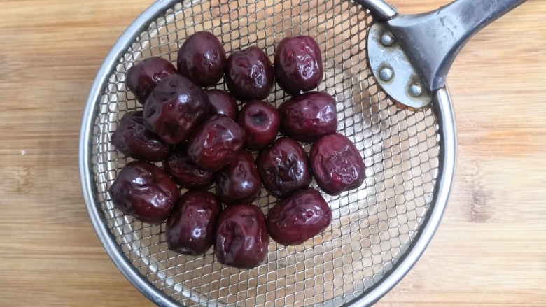 红枣莲藕汤,浸泡好的红枣，冲洗干净，备用