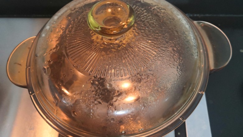 山药胡萝卜排骨汤,滚开后,关小火焖煮30分钟