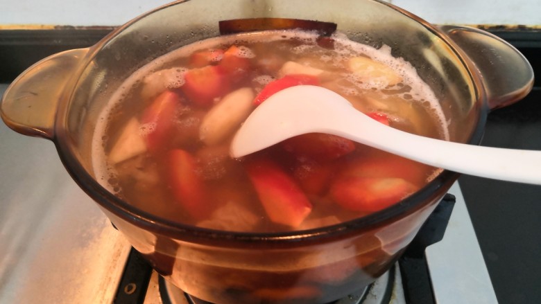 山药胡萝卜排骨汤,用勺子,搅拌均匀,大火烧煮开
