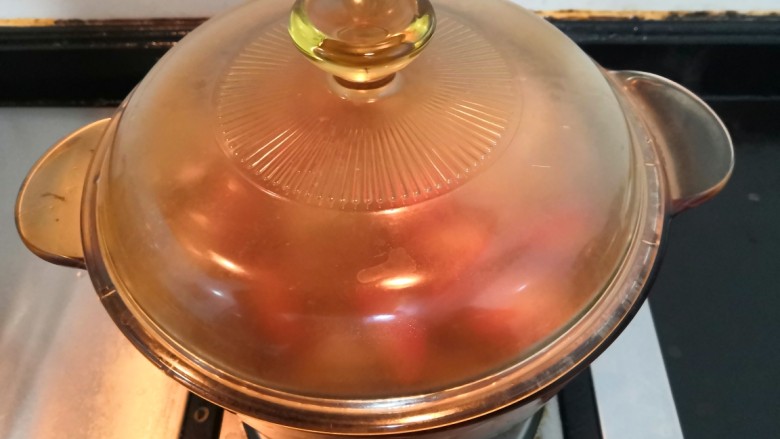 山药胡萝卜排骨汤,煮开后,关小火再焖20分钟,关火