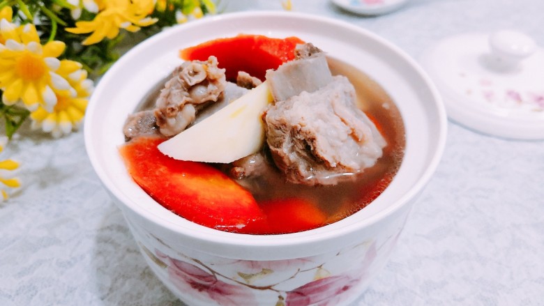 山药胡萝卜排骨汤,盛出,上桌