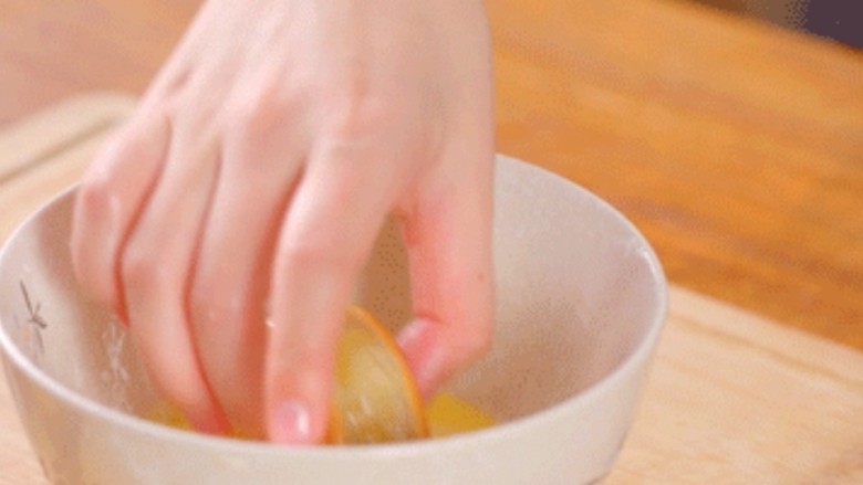 板栗饼,将饼干版板栗饼放入打好的蛋液中裹一圈蛋液,然后在板栗饼表面撒一些<a style='color:red;display:inline-block;' href='/shicai/ 666'>芝麻</a>