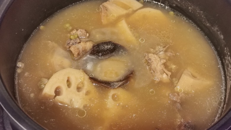 山水莲藕汤(益气养血,强健筋骨),全部食材水滚放进汤煲,大火煲30分钟,转中小火再煲1小时。