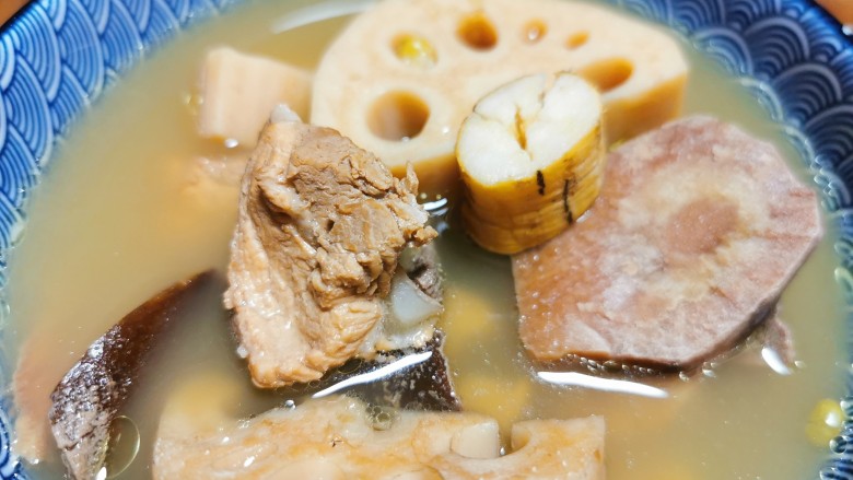 山水莲藕汤(益气养血,强健筋骨),加盐调味,汤水甘甜,好好饮!
