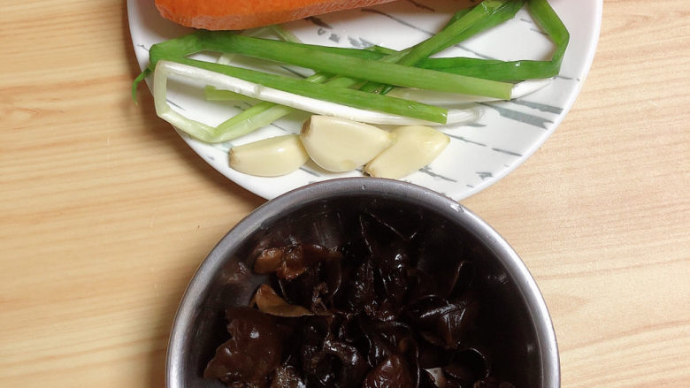 爆炒萝卜丝,木耳泡好后,准备其他食材,<a style='color:red;display:inline-block;' href='/shicai/ 25'>胡萝卜</a>、葱蒜。