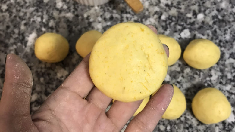 南瓜芝麻饼,再朔压成有厚度的圆饼状;