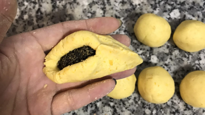 南瓜芝麻饼,像包水饺一样捏紧开口;