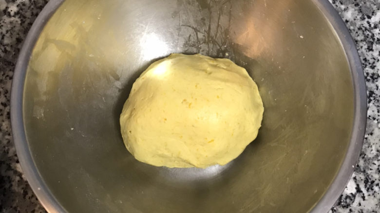 南瓜芝麻饼,搓揉成团;糯米团柔软可朔性佳。