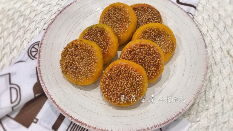 南瓜芝麻饼,便可摆盘享用啰~