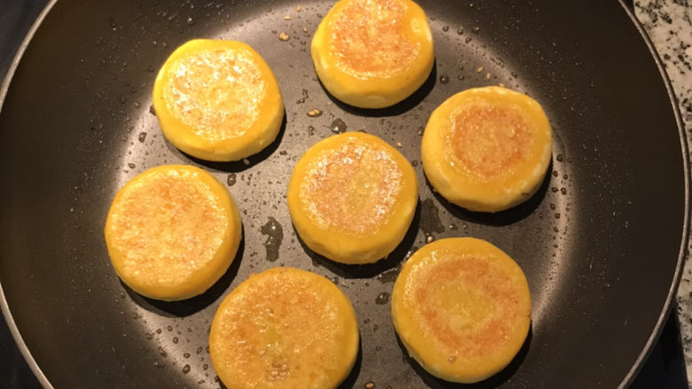 南瓜芝麻饼,翻面后续煎一下,再倒入约3汤匙的油;