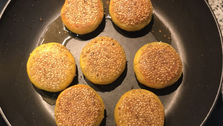 南瓜芝麻饼,翻面用中火将两面都煎上色即可起锅放在吸油纸上略擦一下,