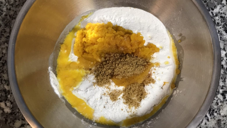 南瓜芝麻饼,在糯米粉中加入南瓜泥、糖和温水;