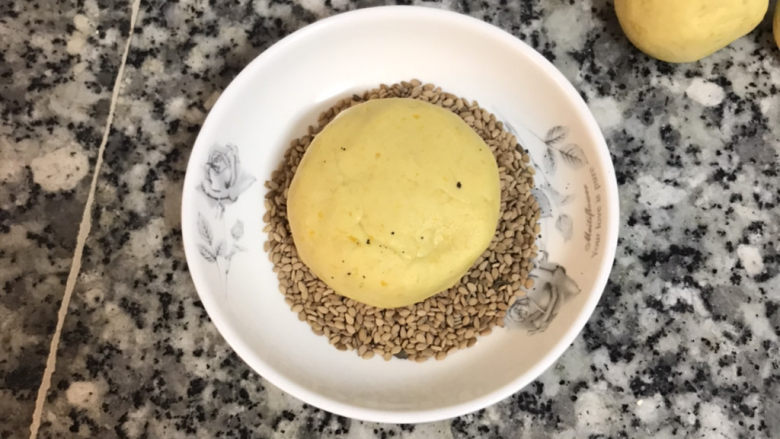 南瓜芝麻饼,ㄧ面沾上熟芝麻;