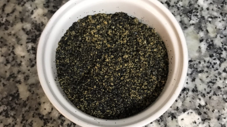 南瓜芝麻饼,黑芝麻粉与糖拌匀成内馅;