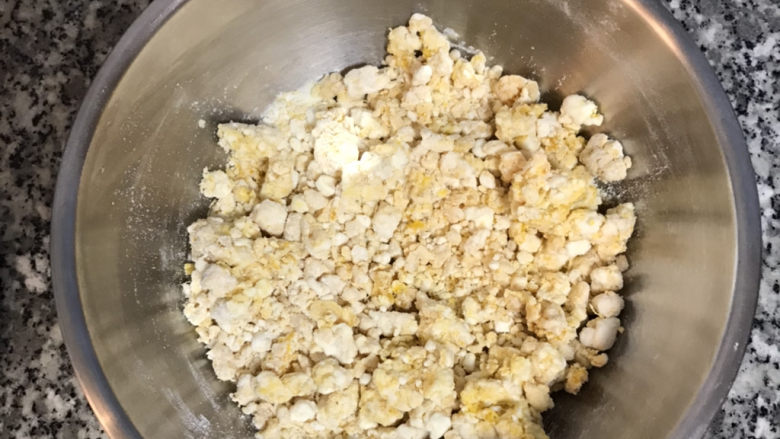 南瓜芝麻饼,用搅拌棒拌到没有液体后加入沙拉油;