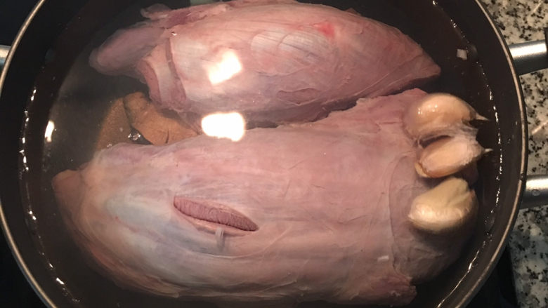 萝卜牛腩煲,锅内放入不去皮拍扁的蒜头、拍过的姜、整枝略折后的葱及卤包;再放上牛腱或牛腩,倒入水淹没牛肉,再倒入1大匙的米酒,用小火慢煮。