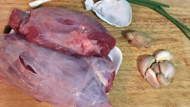 萝卜牛腩煲,牛腱或牛腩冲洗干净;葱、姜、蒜洗净备用;