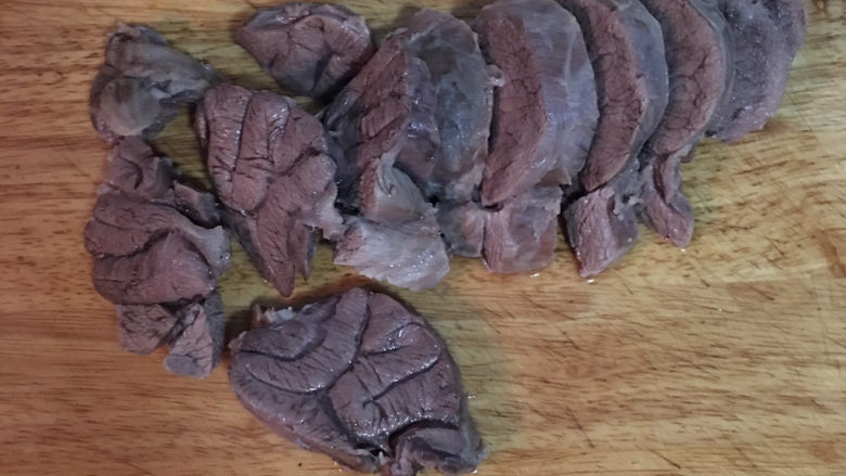 萝卜牛腩煲,牛肉煮30分钟后捞出,逆肉纹的将牛肉切成厚片。