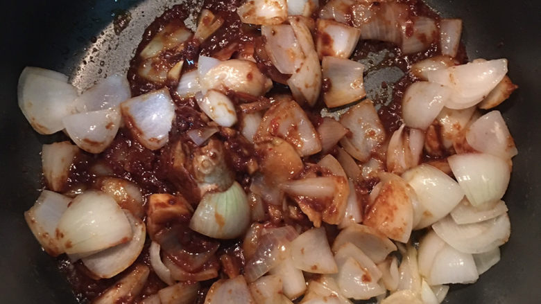 萝卜牛腩煲,接着倒入辣豆瓣酱拌炒出红油;