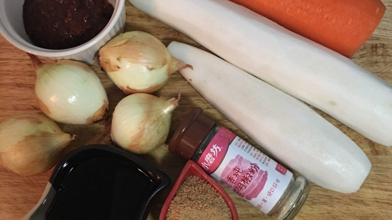 萝卜牛腩煲,煮牛肉高汤底时,可顺便准备红烧牛肉汤的用料,红、白萝卜去皮;洋葱洗净;调味料秤好备用;
