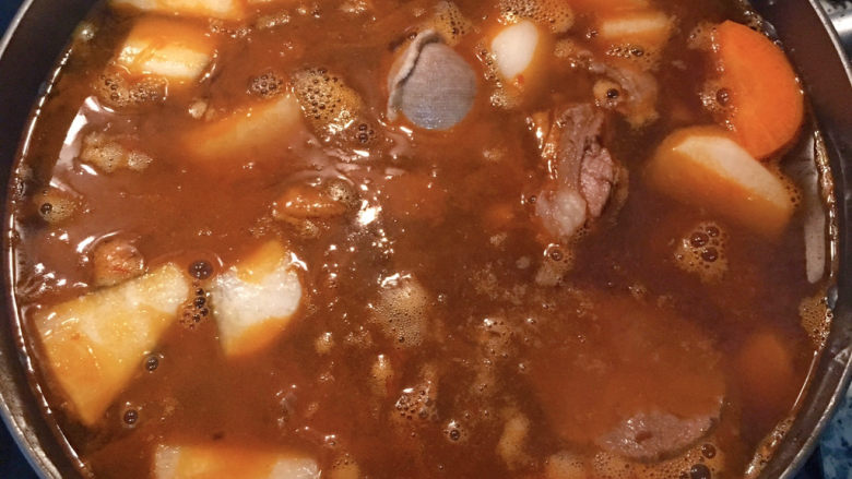 萝卜牛腩煲,接着把牛肉高汤整锅(包含卤包和葱)倒进炒好的牛肉中!