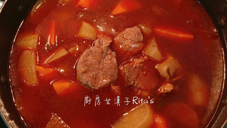 萝卜牛腩煲,取些玉米粉加水拌勻,倒入牛肉湯中勾薄芡,收汁到濃稠便可关火。食用时撒点葱花最对味~