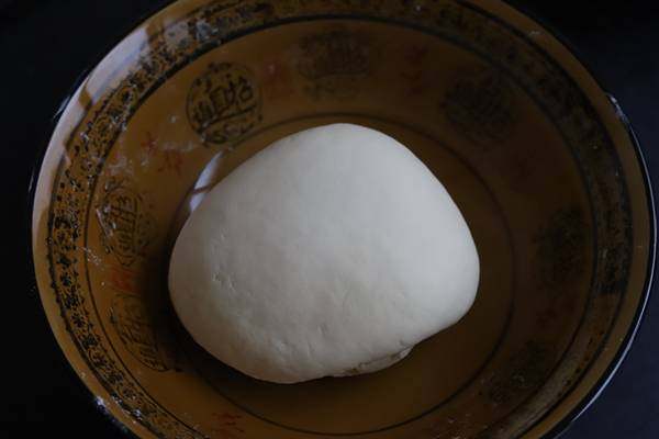 鲜虾拉条子,十分钟后再次揉面,反复将面团折叠,面团会逐渐变得光滑,然后再次包上保鲜膜,醒面大约半个小时。