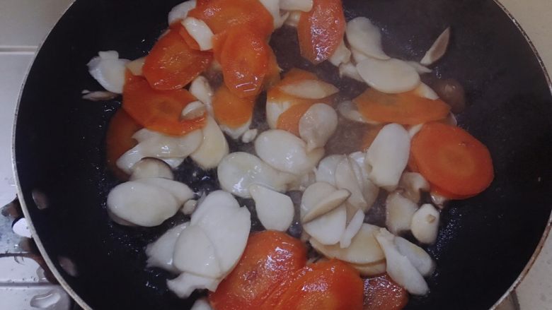 杏鲍菇炒肉片,杏鲍菇含水量比较高,不用另外加水。