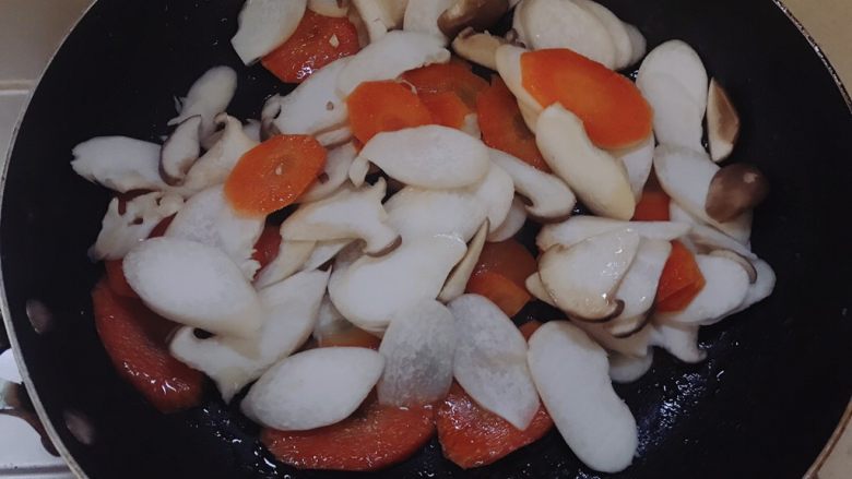杏鲍菇炒肉片,然后放入杏鲍菇
