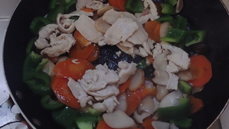 杏鲍菇炒肉片,加入肉片。