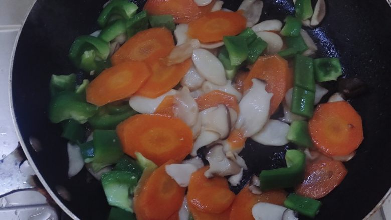 杏鲍菇炒肉片,圆椒熟的比较快,不要吵太久。